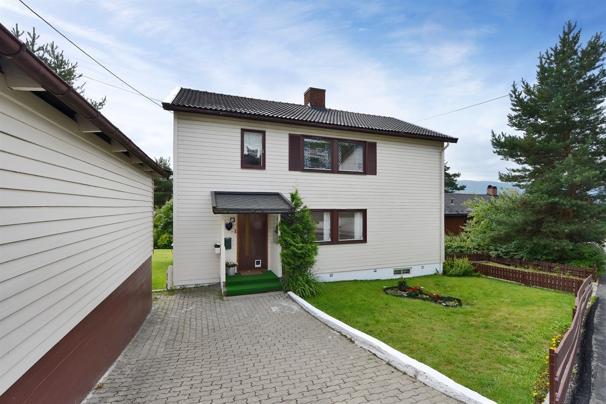 Pent opparbeidet hage på fremsiden av huset. Galleribilde