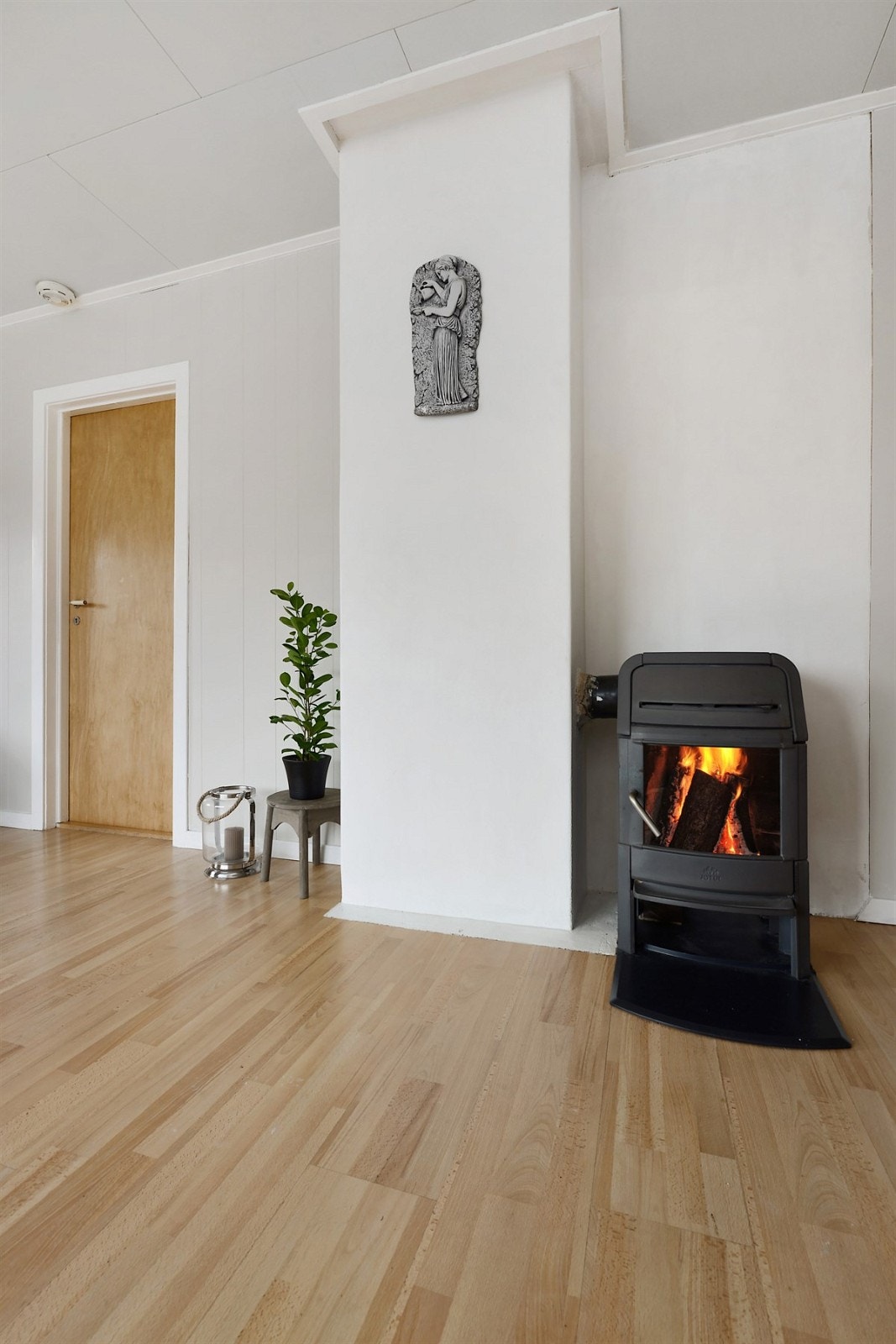 Stue i 1.etg. med peisovn. Galleribilde