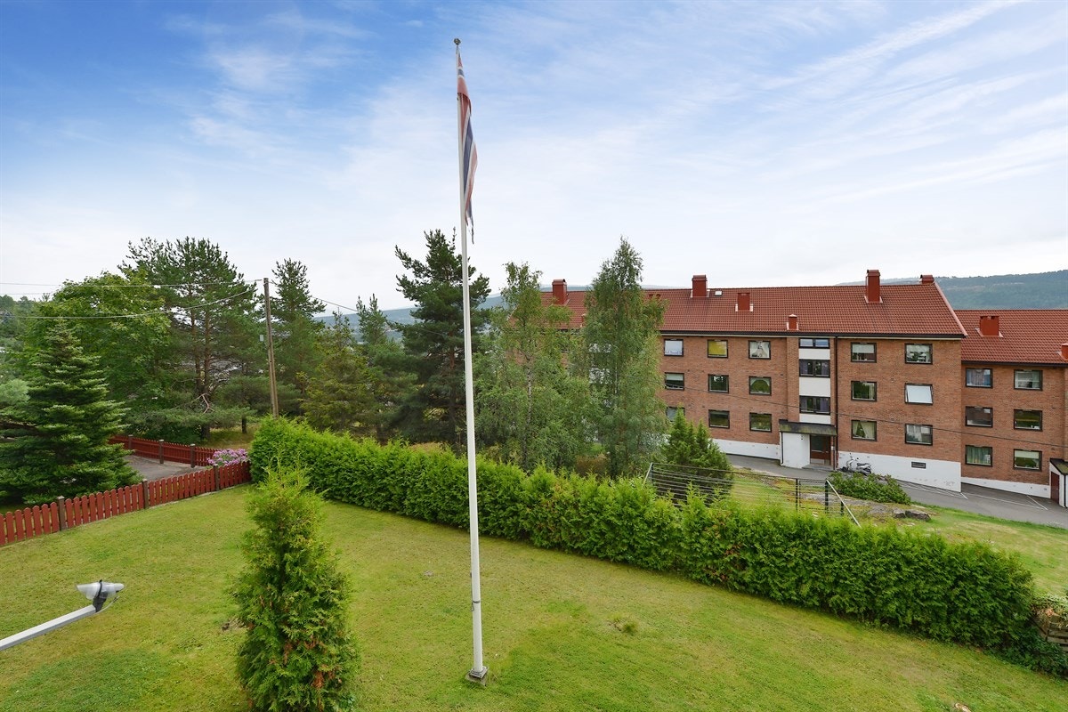 Ca. 4 km til Drammen sentrum med alle servicetilbud. Jernbanestasjon på Strømsø med hyppige avganger mot Oslo, Kongsberg og Vestfold, samt flytoget til Gardermoen. Ca. 3,3 km til Gulskogen blant annet nye Gulskogen kjøpesenter og jernbanestasjon. Galleribilde