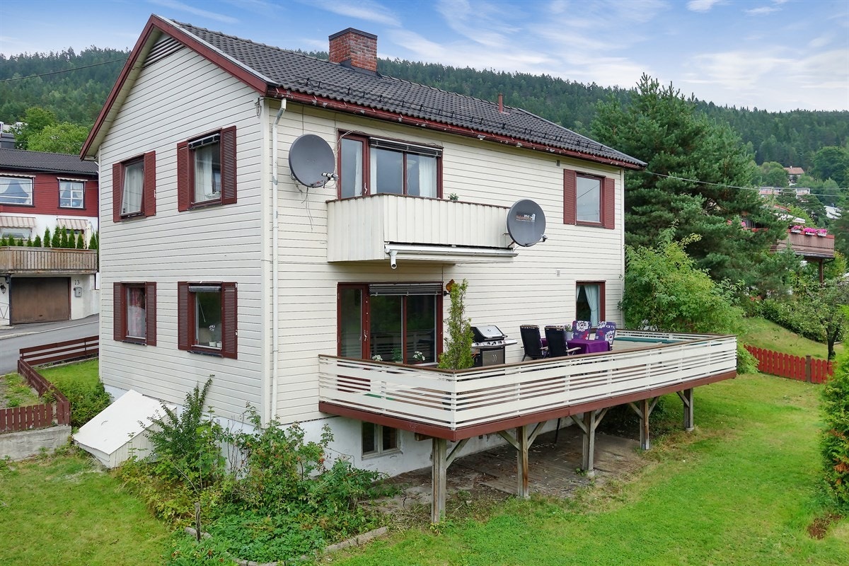 Eiendommen har en barnevennlig beliggenhet i meget etablert boligområde på Åssiden. Eiendommen har gode solforhold og fin utsikt. Det er flere barnehager i nærområdet, både kommunale og private. Det er to barneskoler på Åssiden, Åssiden skole/Aaronsløkka. Galleribilde