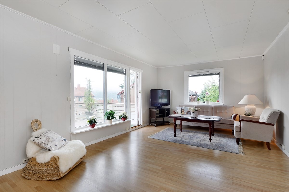 Stue i 1.etg. med utgang til solrik avskjermet terrasse. Galleribilde