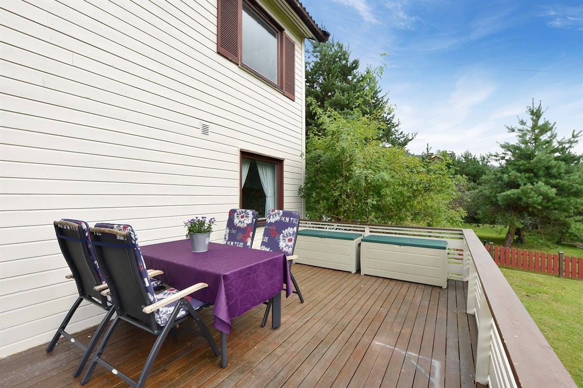 Stor terrasse der en kan kose seg i solen. Samtidig har en særdeles god plass til å be inn gjester til et bedre grillmåltid! Galleribilde