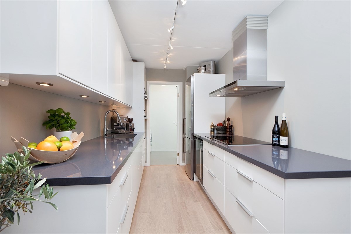 Kjøkken med plane fronter og integrerte hvitevarer Galleribilde