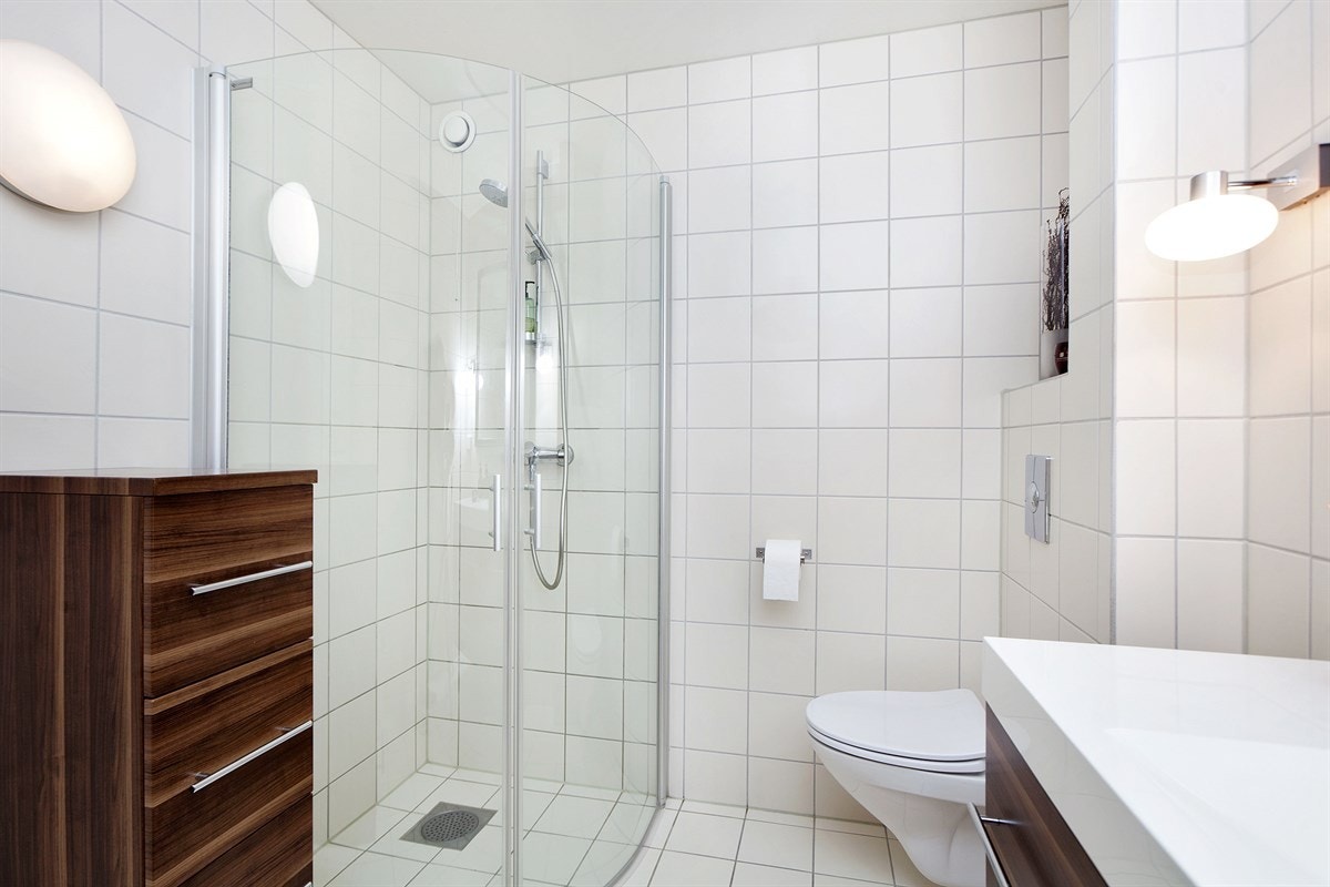 Bad med heldekkende servant i komposittmateriale Galleribilde