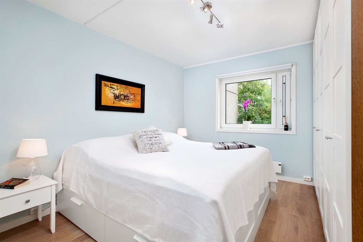 Hovedsoverom med stor garderobe Galleribilde