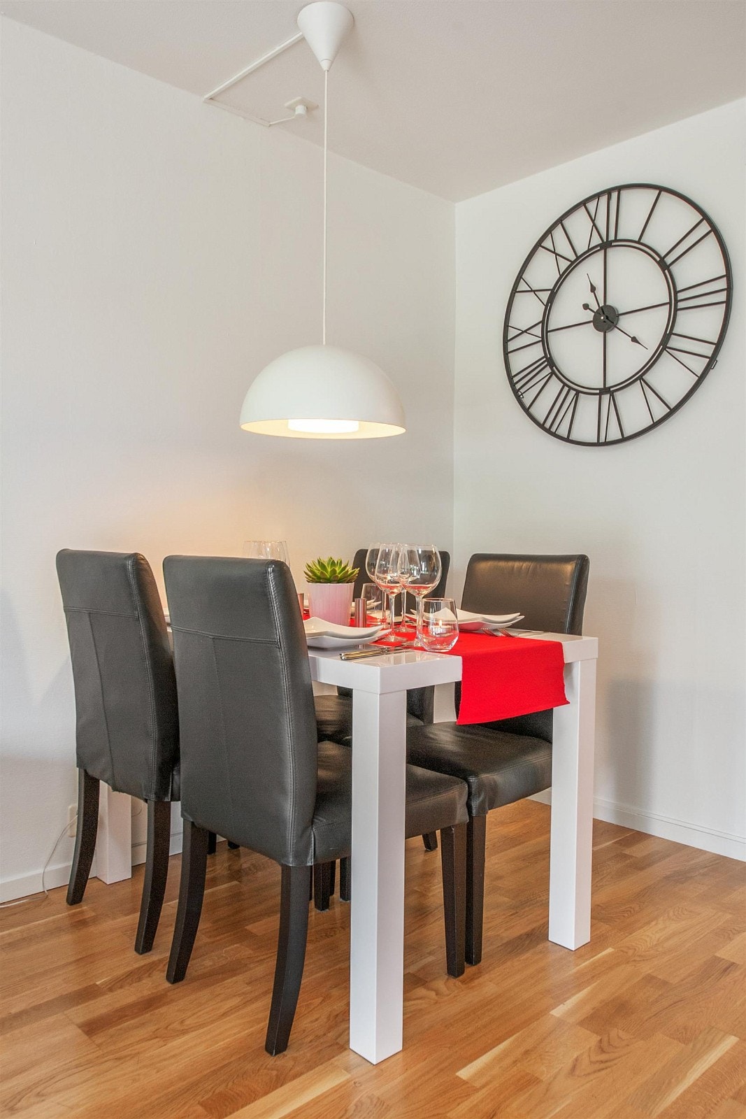 Sverre Iversens vei 23 presenteres av Jacob Lothe Carvallo Galleribilde