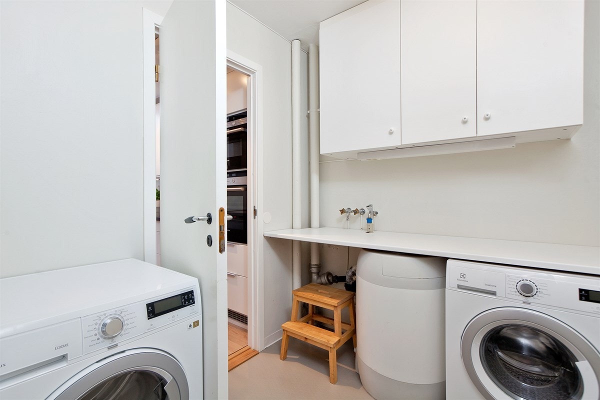 Vaskerom med skyllekum og opplegg for vaskemaskin og tørketrommel Galleribilde