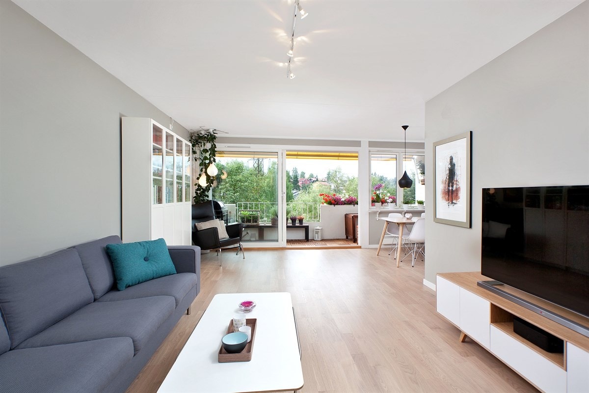 Lys stue med utgang til terrassen Galleribilde