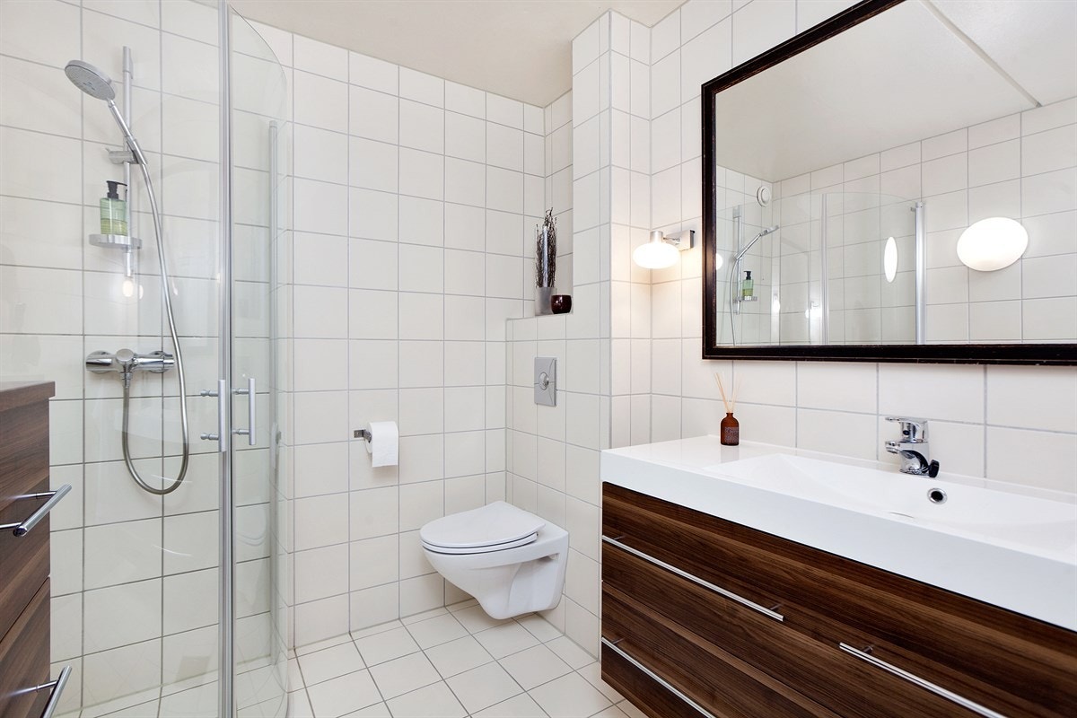 Bad med heldekkende servant i komposittmateriale Galleribilde