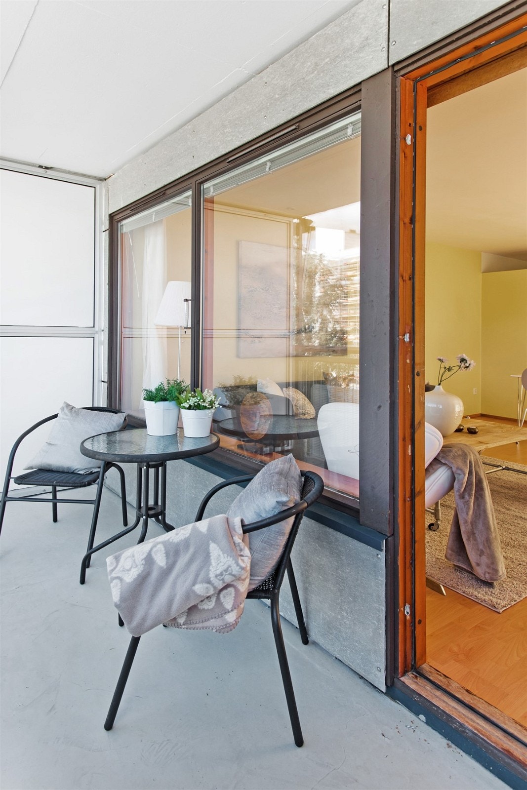 Solrik skjermet overbygget balkong Galleribilde