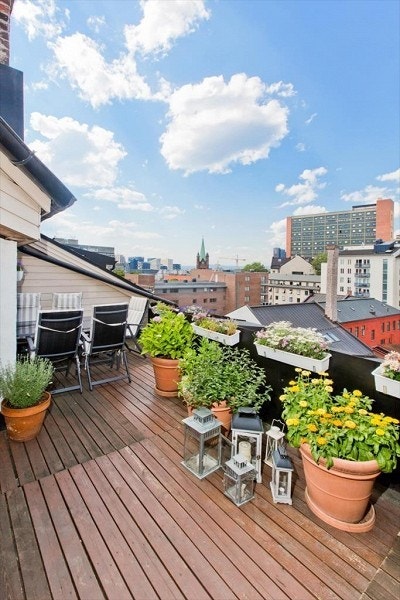 Koselig felles takterrasse med flott utsikt, grill og godt med sitteplasser. Galleribilde