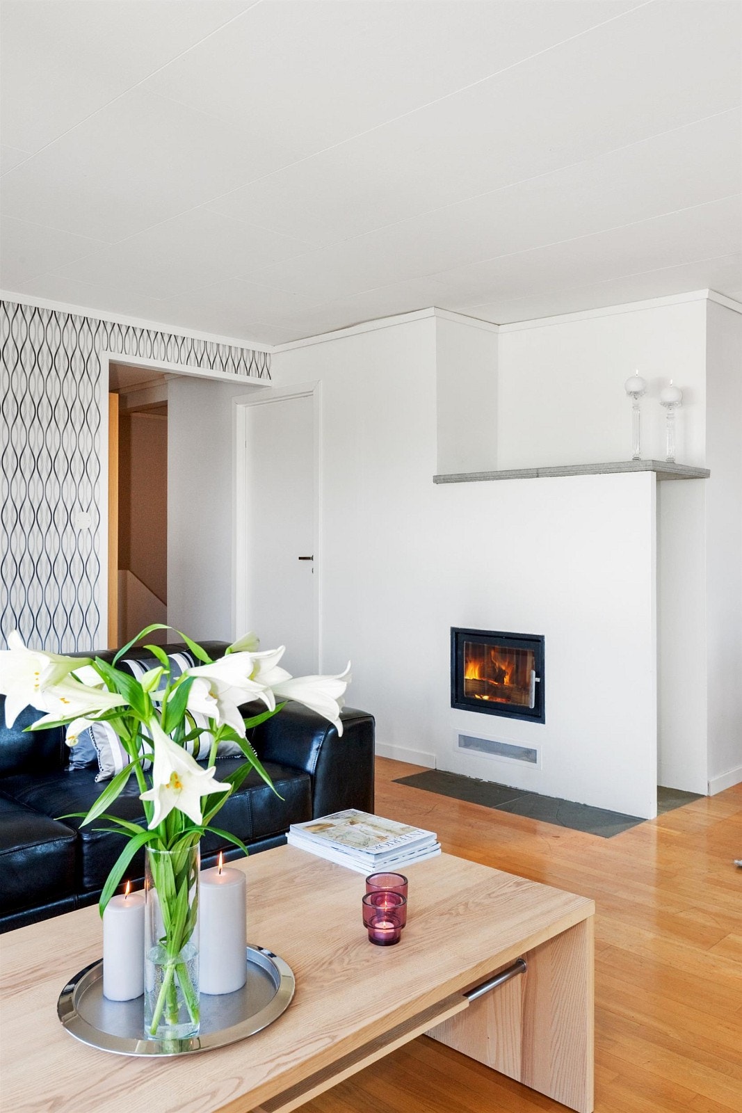 Moderne vedovn som effektivt varmer opp stue. Galleribilde