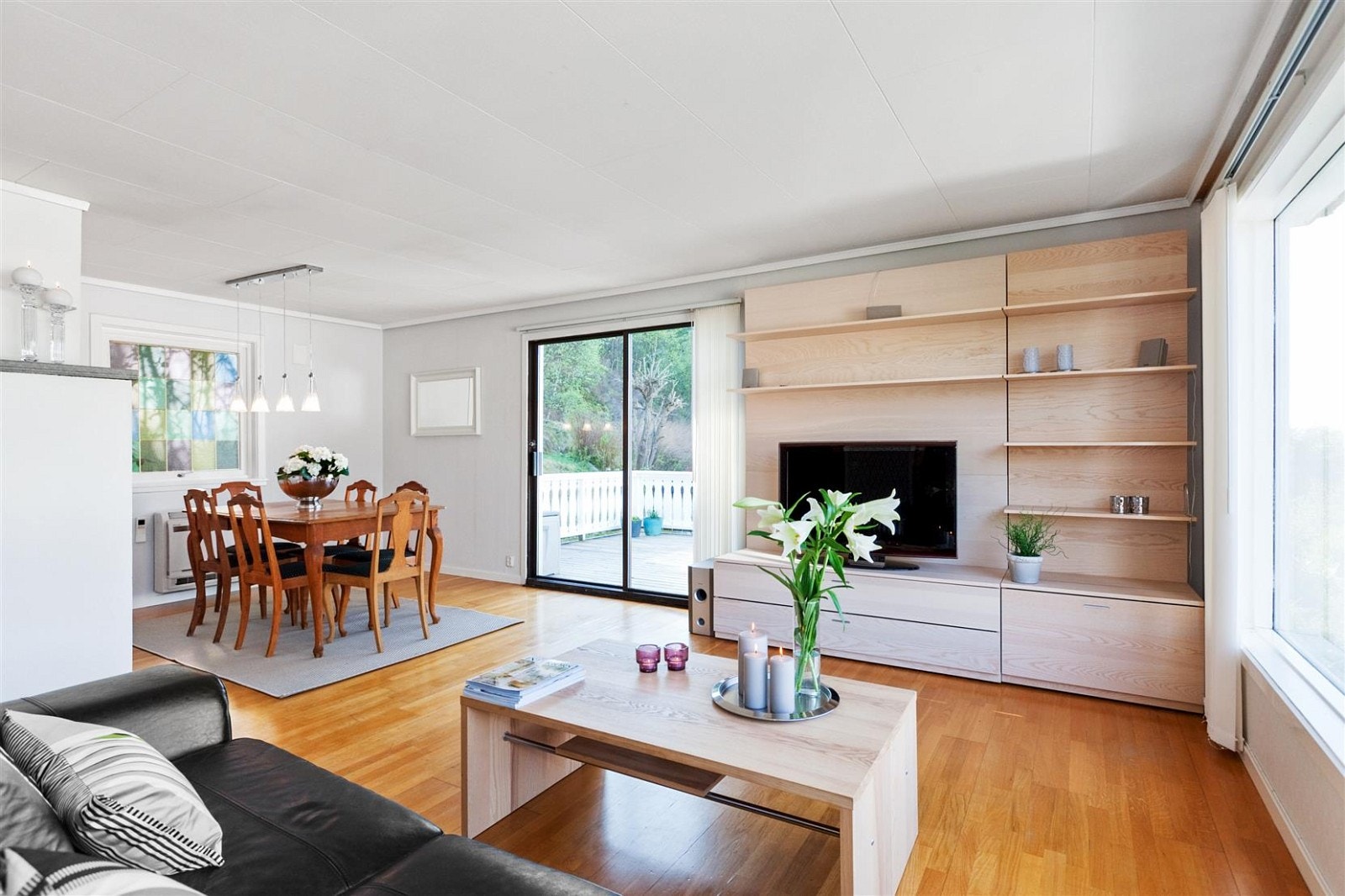 Fra stue er det også utgang til solrik terrasse. Galleribilde