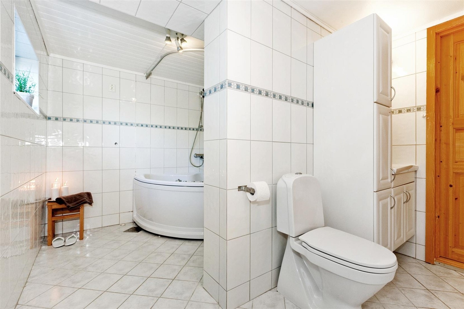 Badet i underetasje er stort og har boblekar. Galleribilde