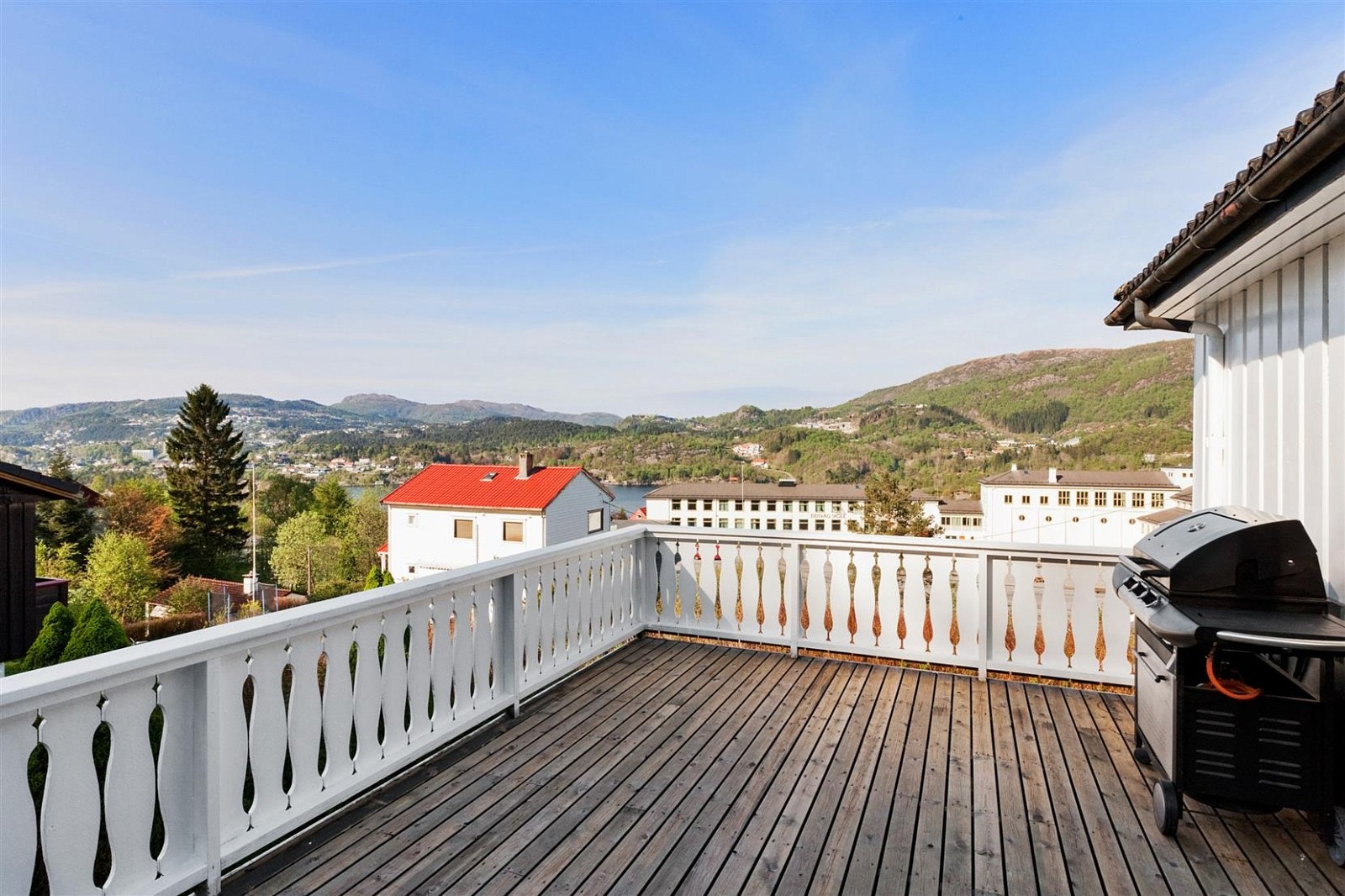 Terrasse på cirka 21 kvm med utgang fra stue. Galleribilde
