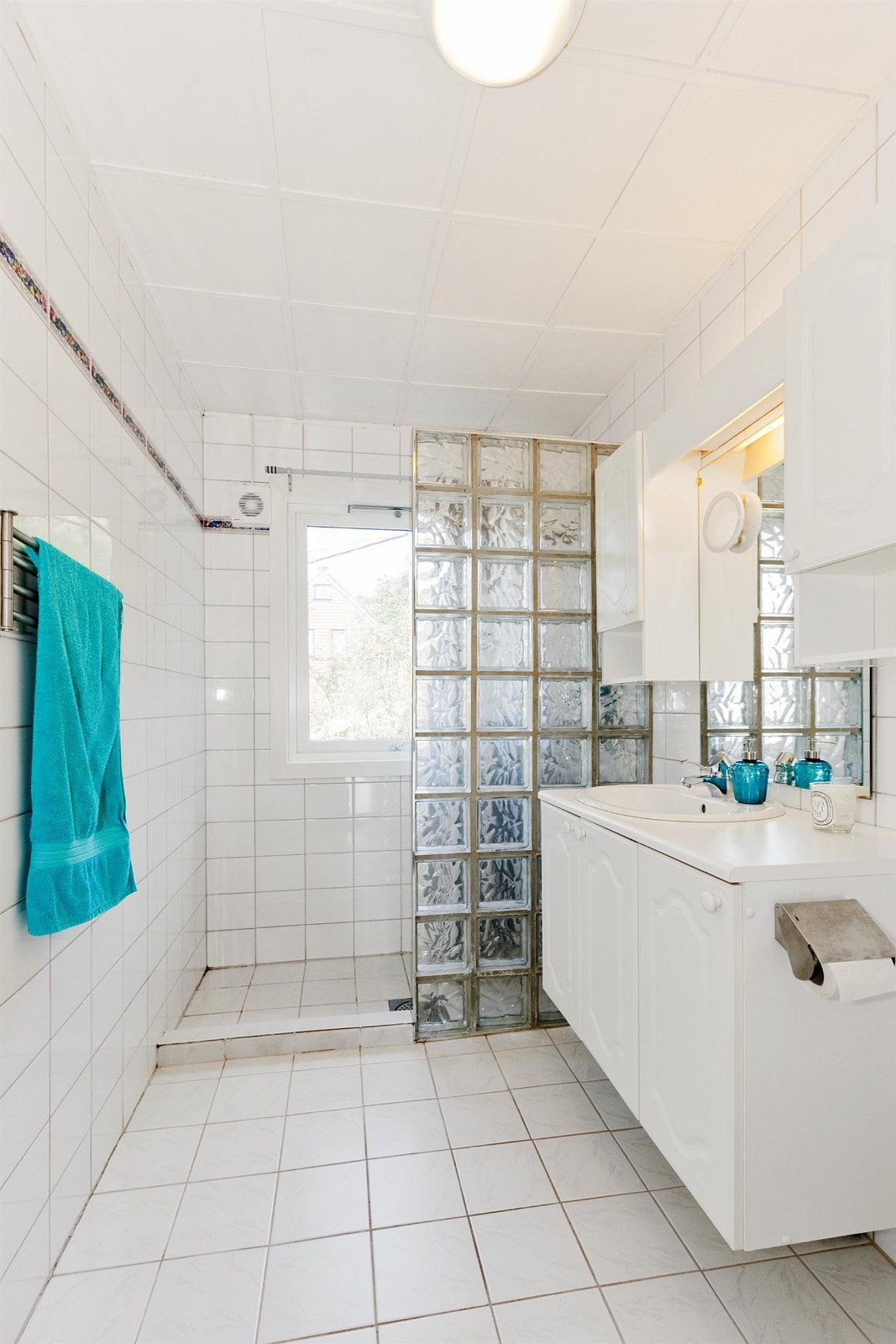 Badet på hovedetasje er helfliset. Galleribilde