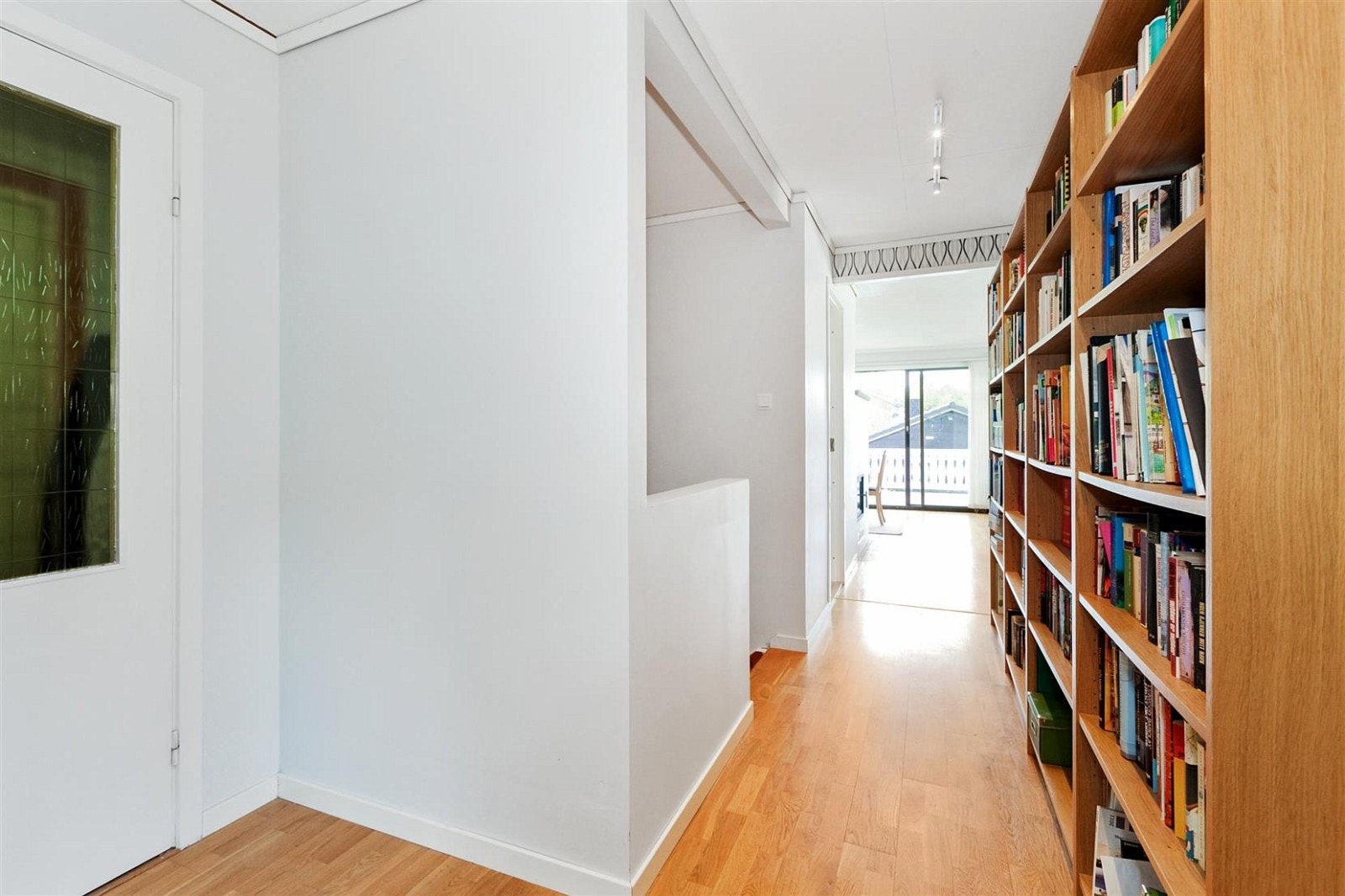 Gangen er godt utnyttet med bokhyller. Galleribilde