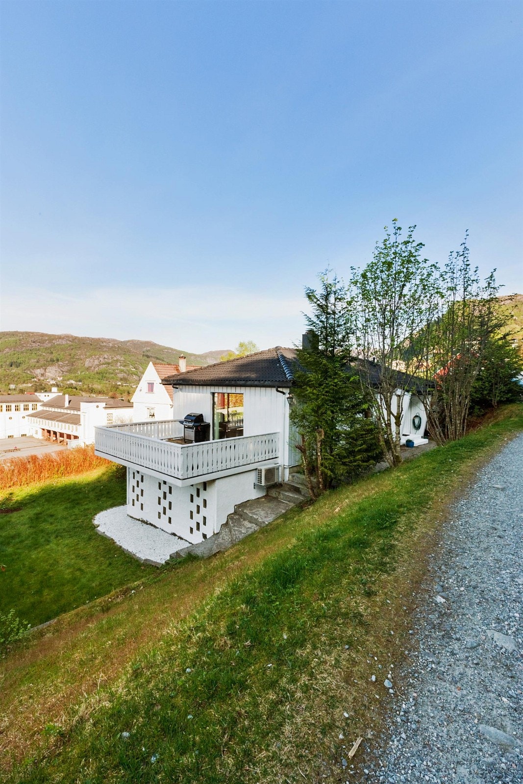 Stor bod under terrasse. Galleribilde