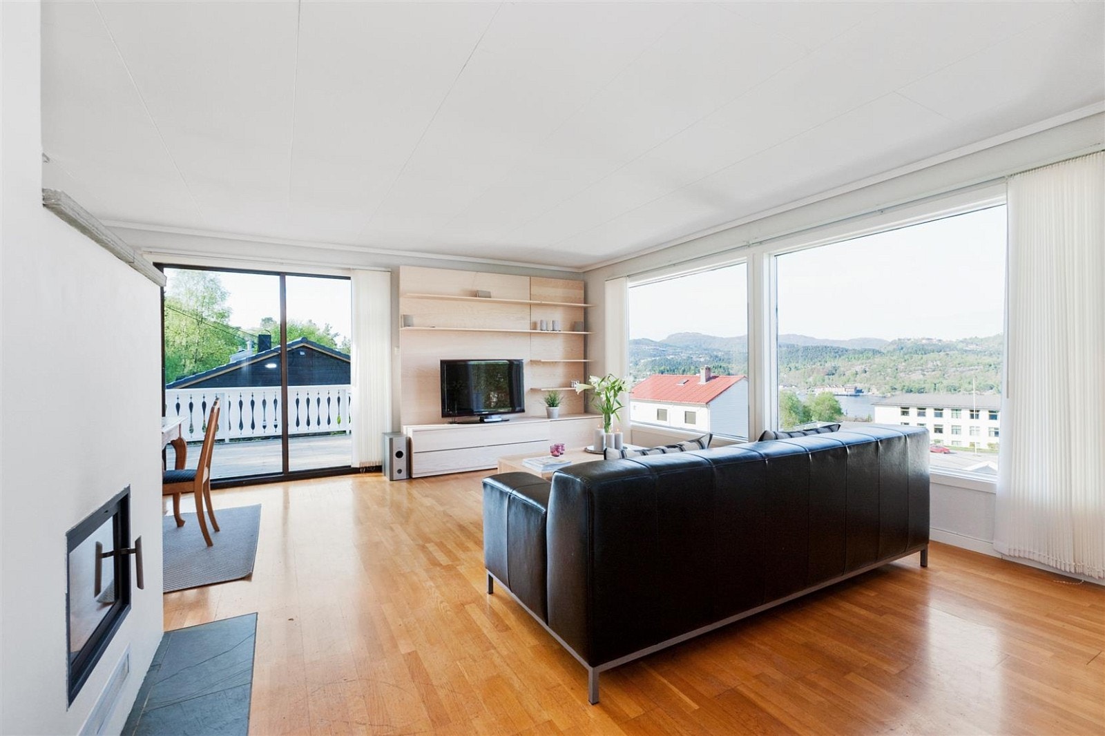 Lys og åpen stue med store vindusflater. Galleribilde