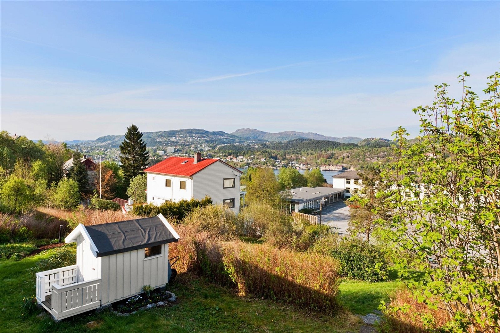 Eiendommen ligger i etablerte omgivelser med fin utsikt, kort vei til skole og barnehage. Galleribilde