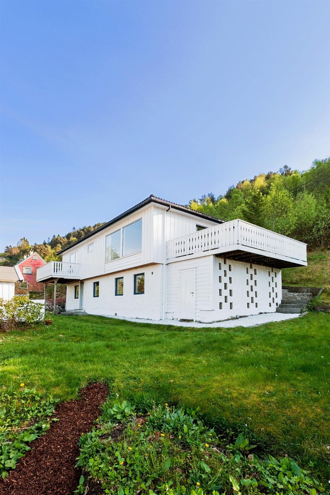 Opparbeidet hage med plen og prydbusker. Galleribilde