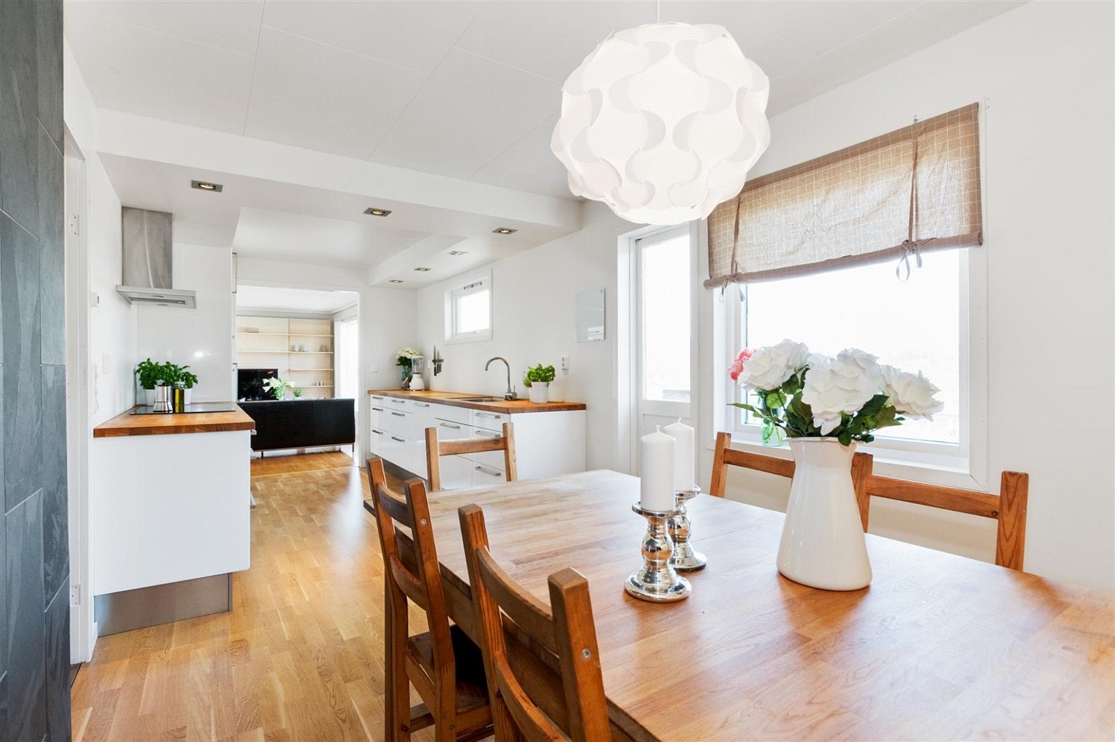 Kjøkkenets størrelse gir rom stort spisebord og sosiale stunder med barn eller venner. Galleribilde