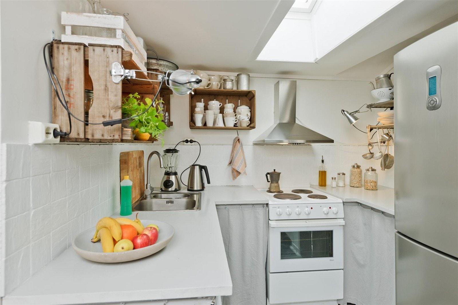 Det koselige, lille kjøkkenet har takvindu som bringer dagslys og solstråler inn. Galleribilde