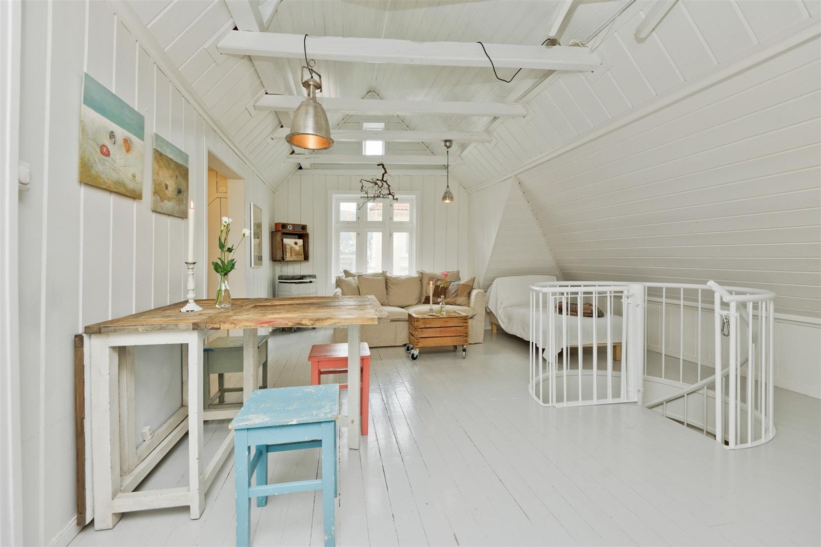 Sammenslåbart kjøkkenbord gir spiseplass for små og store selskap. Galleribilde