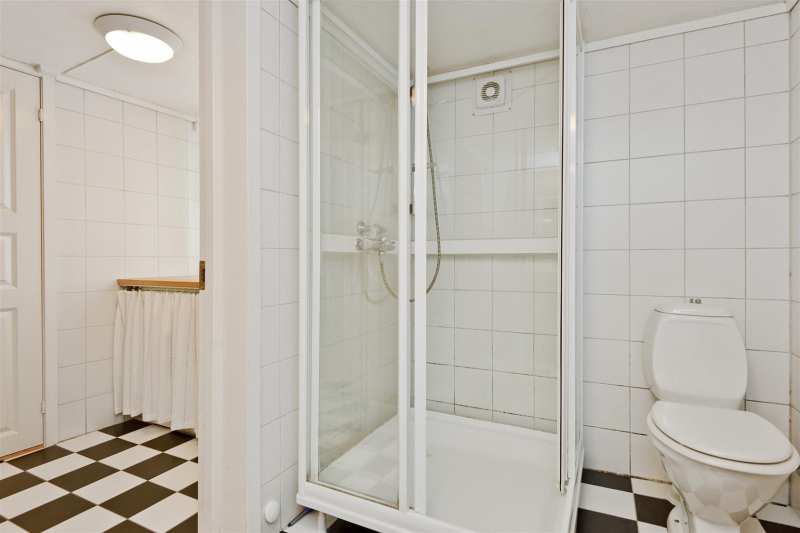 Badet i 1. etasje er innredet med servant, toalett og dusjkabinett. Galleribilde