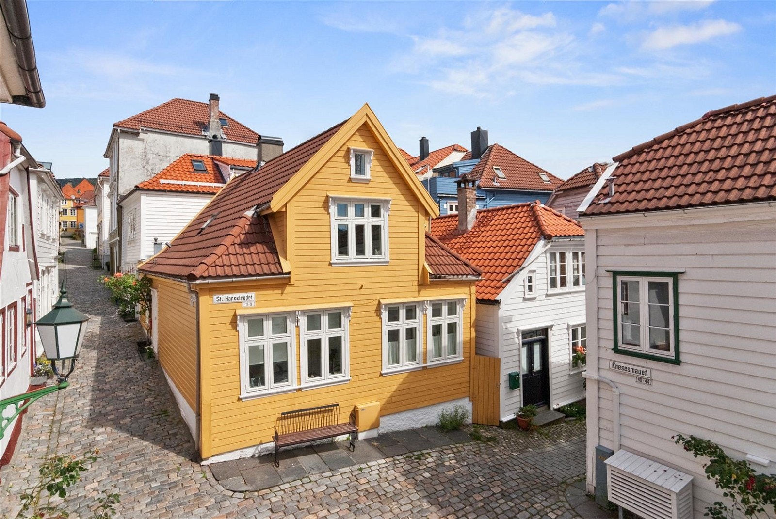 Det koselige huset består av en hoveddel og en utleiedel. Huset er oppgradert og modernisert den senere tid. Galleribilde