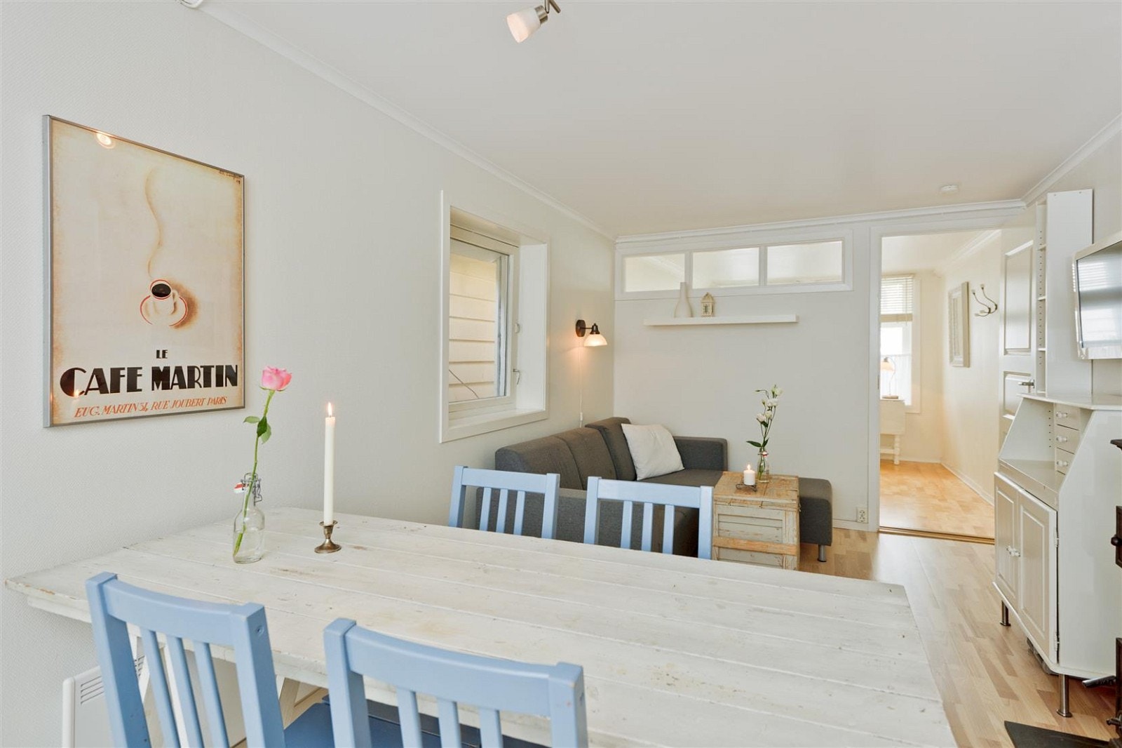 Kjøkkenet har plass til spisgruppe og sofagruppe. Galleribilde