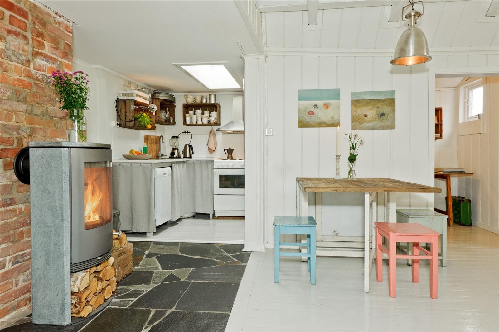 Funksjonelt, lite kjøkken med delvis åpen løsning mot stue. Galleribilde