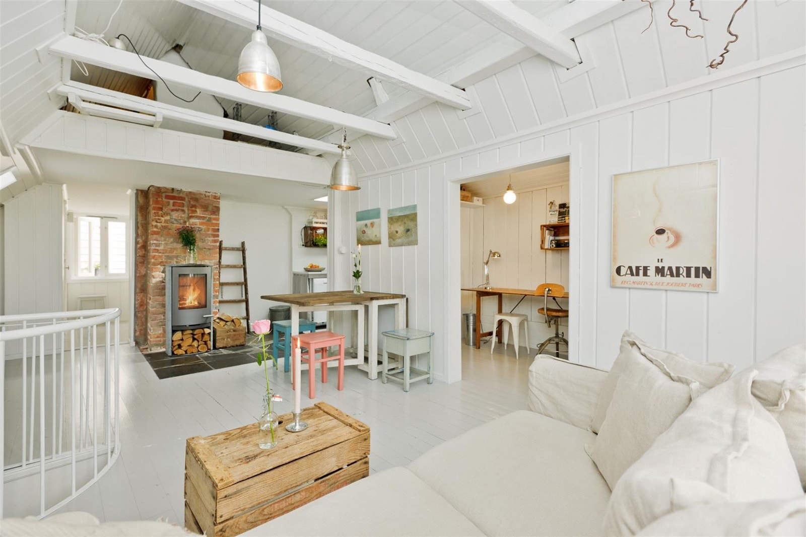 Lys og luftig stue med høy takhimling og med hems. Fra stuen er det inngang til trivelig kontor/bibliotek. Galleribilde