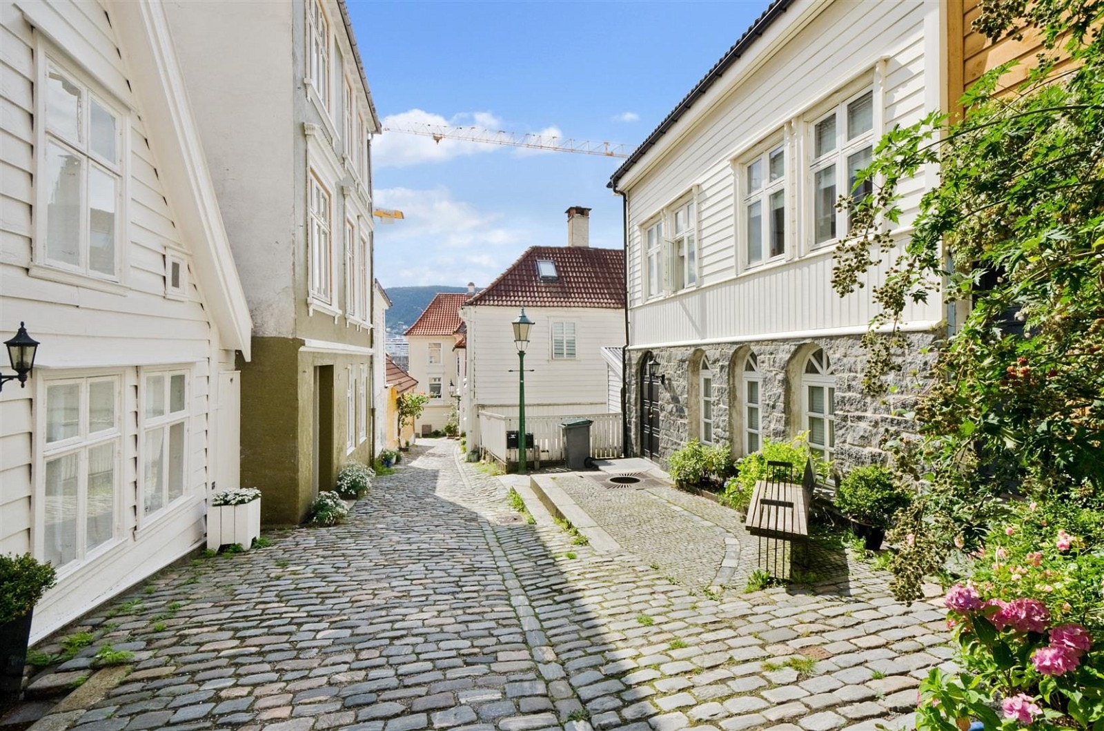 Meget sentral beliggenhet i sjarmerende og idylliske omgivelser på Nordnes. Kun 5 minutters gange til Torgallmenningen og alle byens fasiliteter. Galleribilde