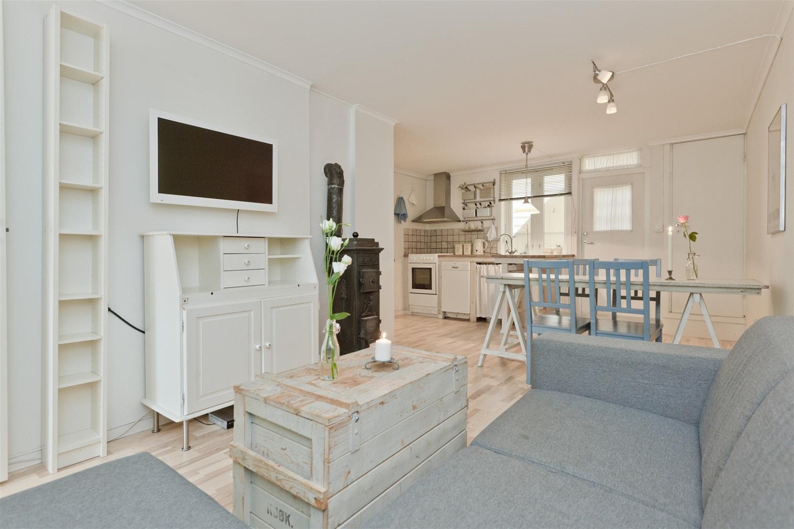 God atmosfære i en lys og luftig stue med åpen løsning mot kjøkken. Galleribilde