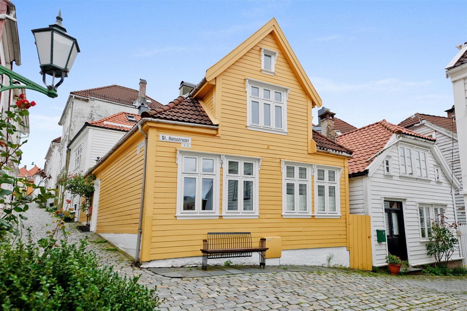 Midt i et av Bergens mest fotograferte smau og nesten litt bortgjemt, finner vi Knøsesmauet 38. Galleribilde