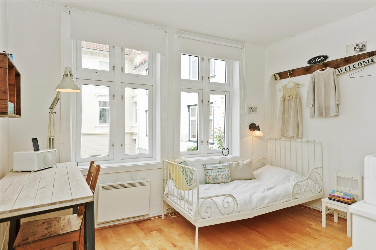 Koselig soverom/barnerom med plass til skrivebord. Galleribilde