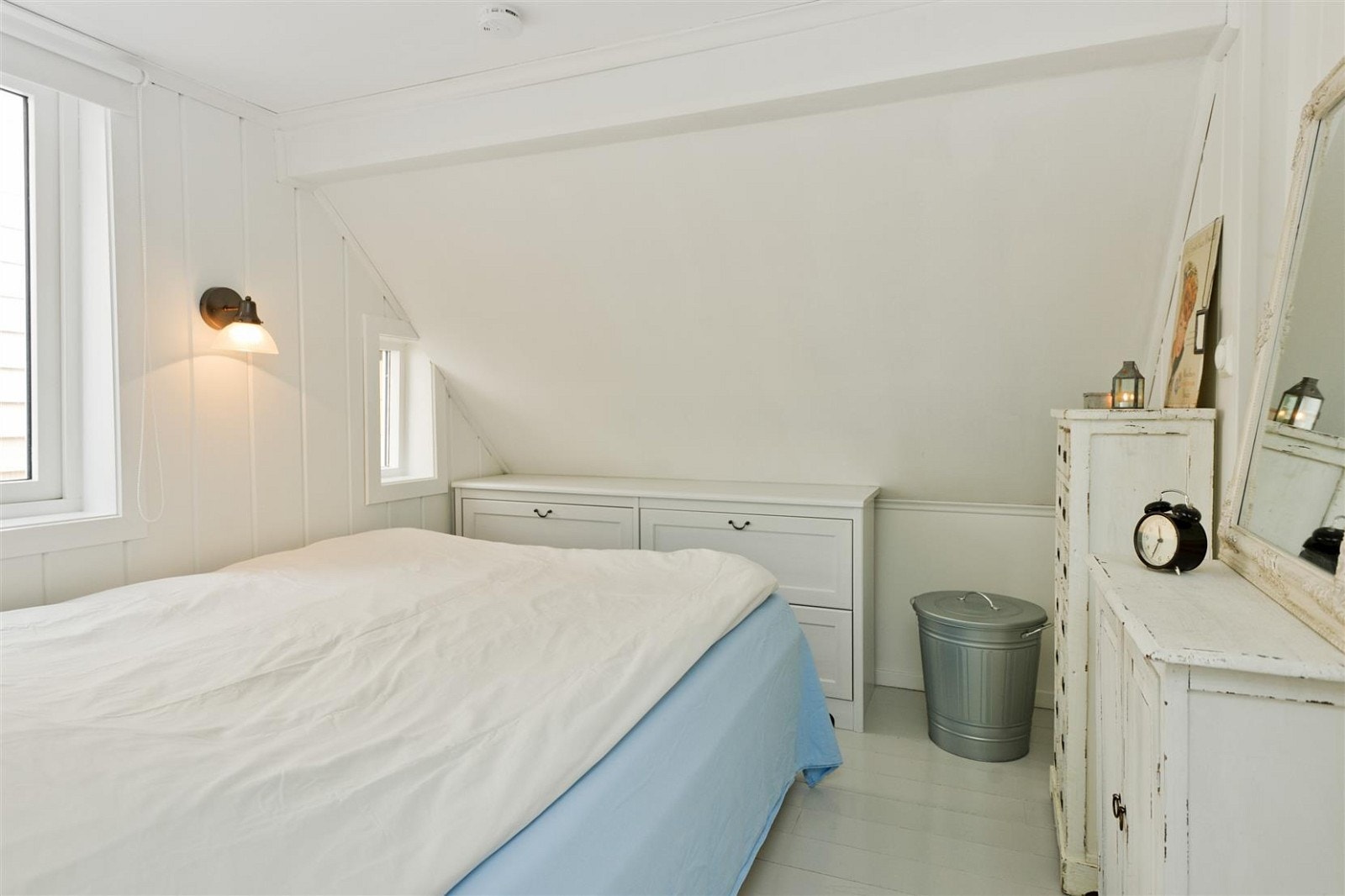 Det svale, lyse soverommet i 2. etasje er malt i lyse toner. Galleribilde