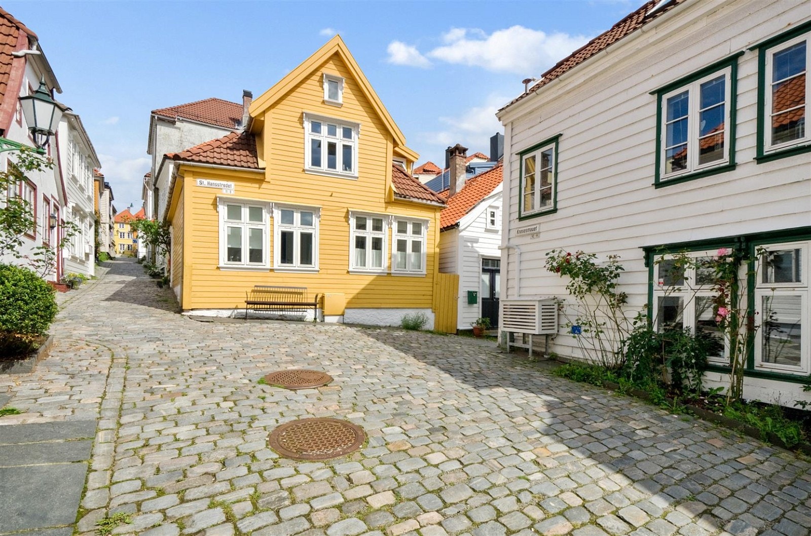 Typisk for området rundt Knøsesmauet og nøstet, er koselige brosteinsbelagte gater med gamle Bergenshus og bilfritt gatetun med benker, trær og lekeplass for barn. Galleribilde