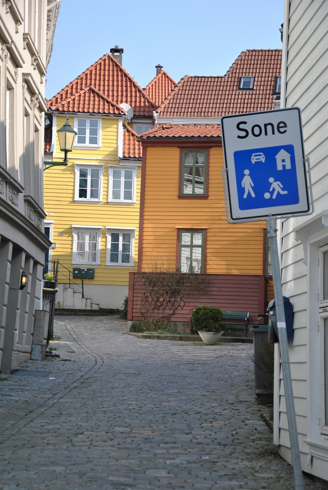 Knøsesmauet er en rolig og koselig brosteinsbelagt gate, med bilfritt gatetun. Galleribilde