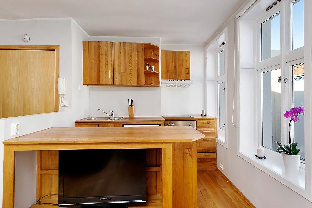 Kjøkken med barløsning og plass til TV Galleribilde