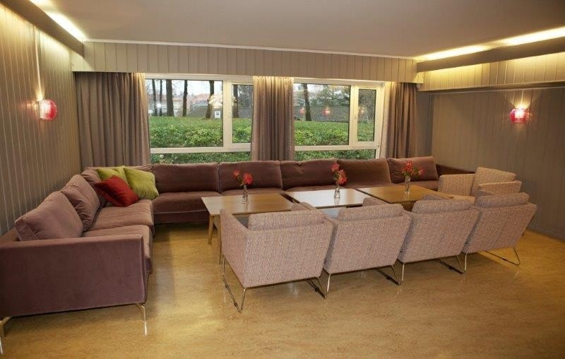 Nyoppusset felleslokale med hyggelig salong for utleie Galleribilde