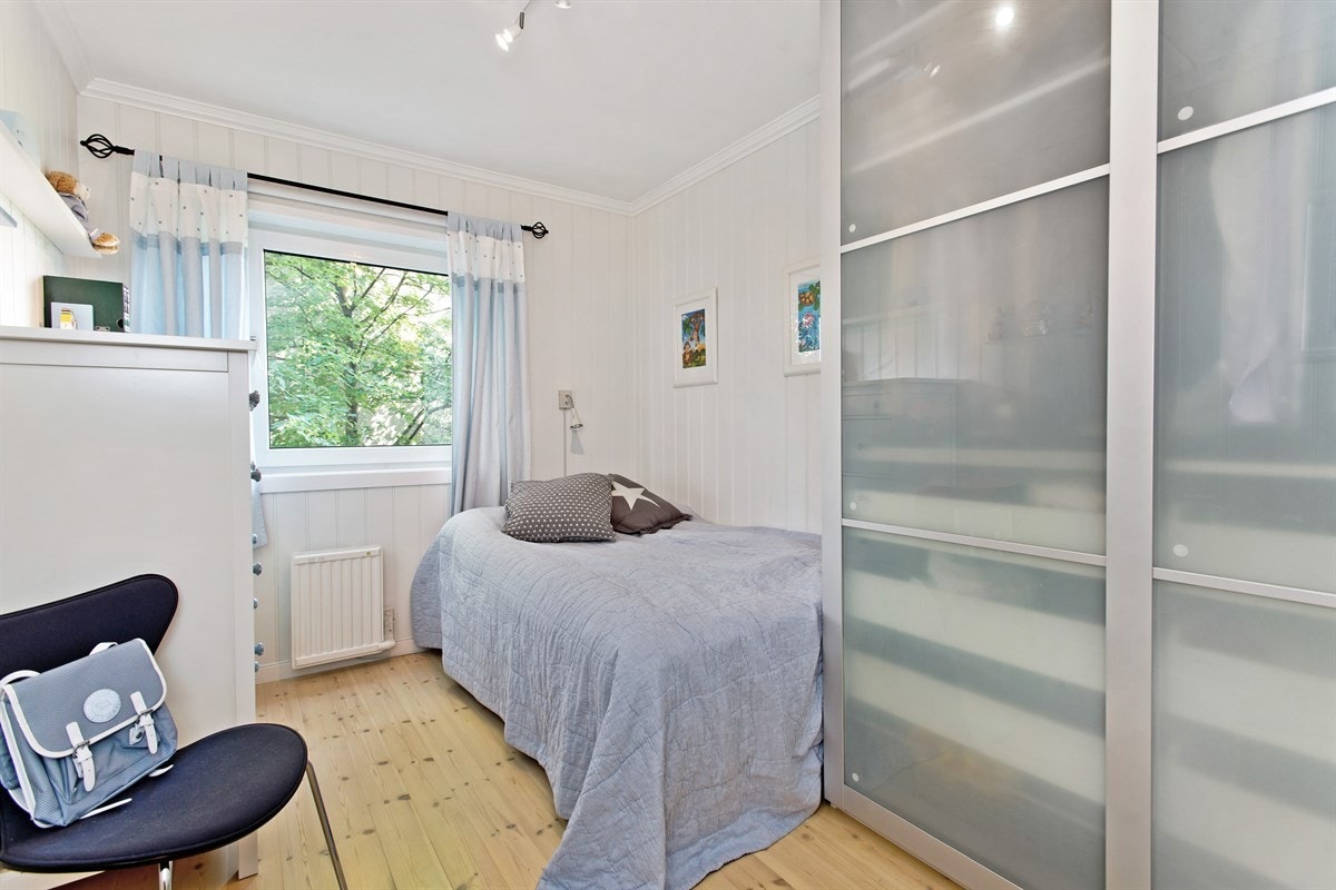 Soverom nr. 2 med skyvedørsgarderobe Galleribilde