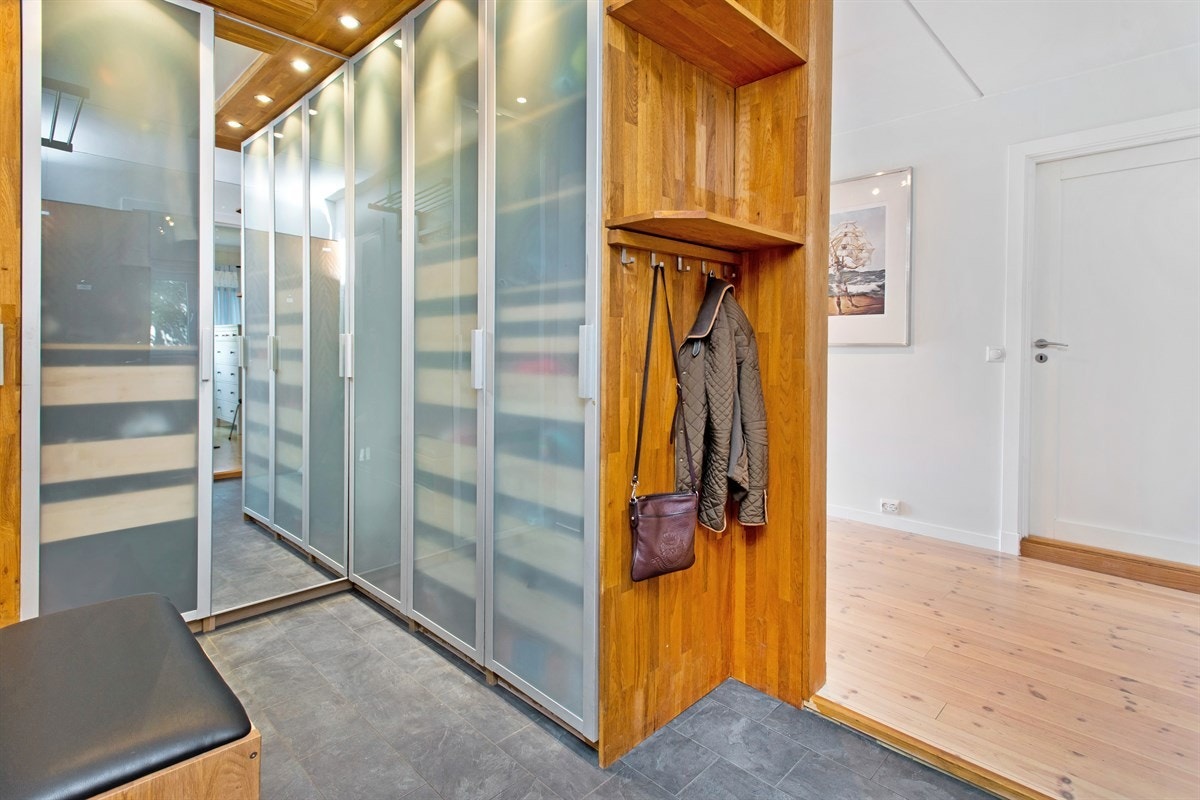 Entré med stor garderobeplass Galleribilde