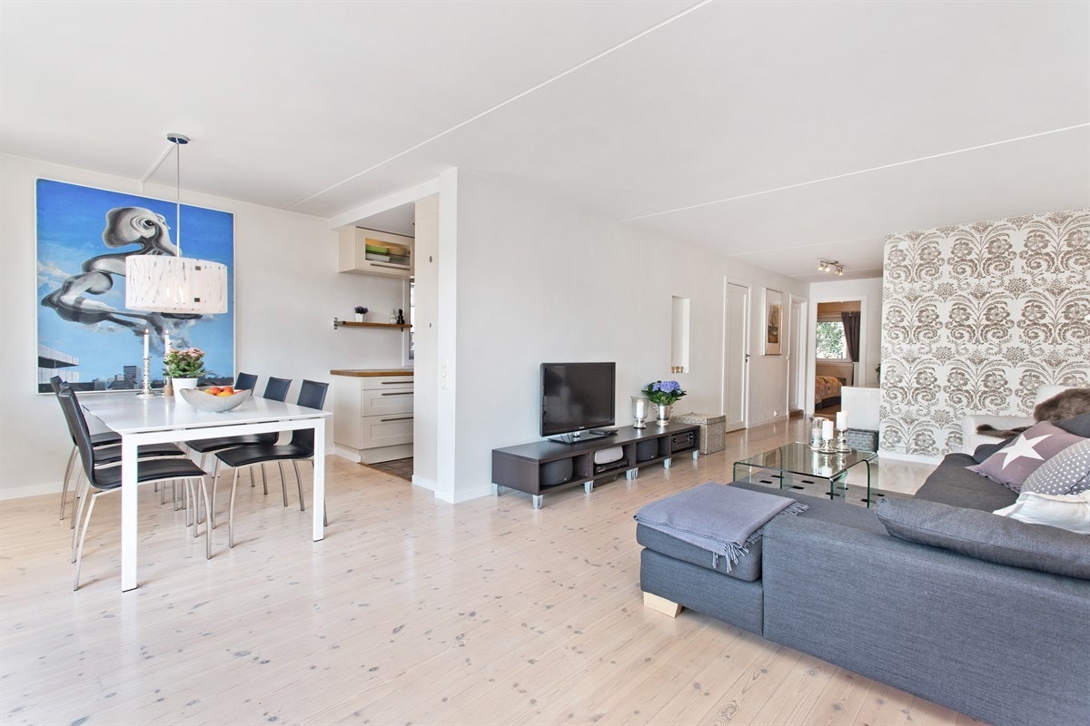 Stuen er romslig med god plass til både sofagruppe og spisebord Galleribilde