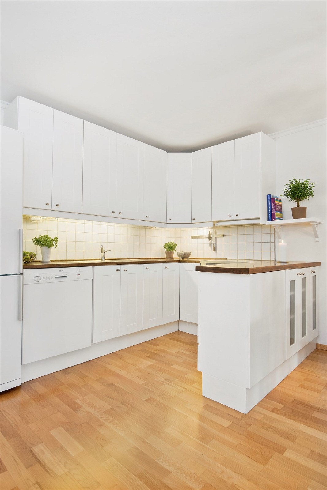 Pent og funksjonelt kjøkken med god skap- og benkeplass. Hvitevarene medfølger Galleribilde