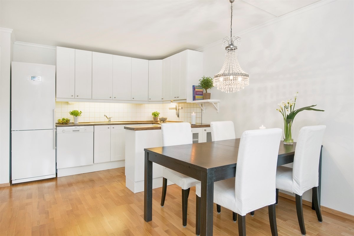 Stuen og kjøkkenet er i åpen forbindelse - her kan det prates med kokken samtidig som gjestene slapper av ved spisebordet Galleribilde