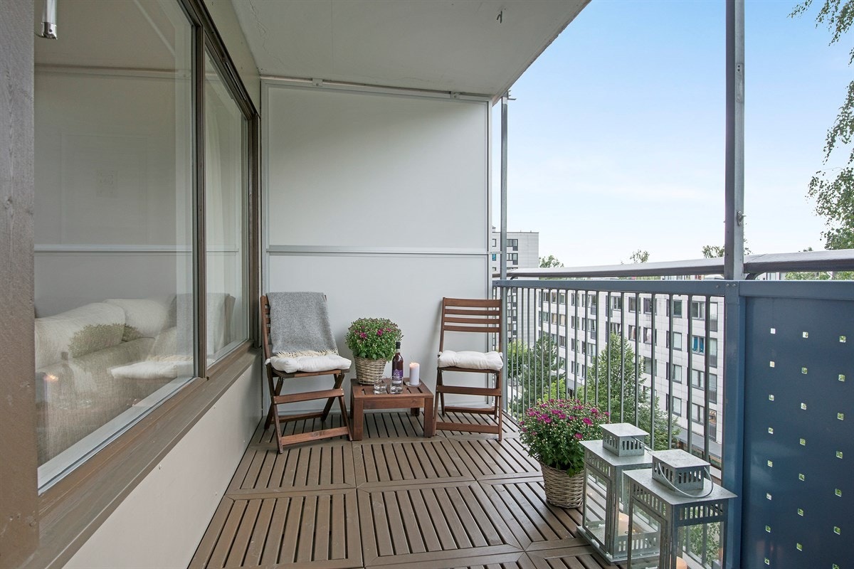 Stor, skjermet nord-vestvendt balkong med sol fra tidlig ettermiddag til sen kveld Galleribilde