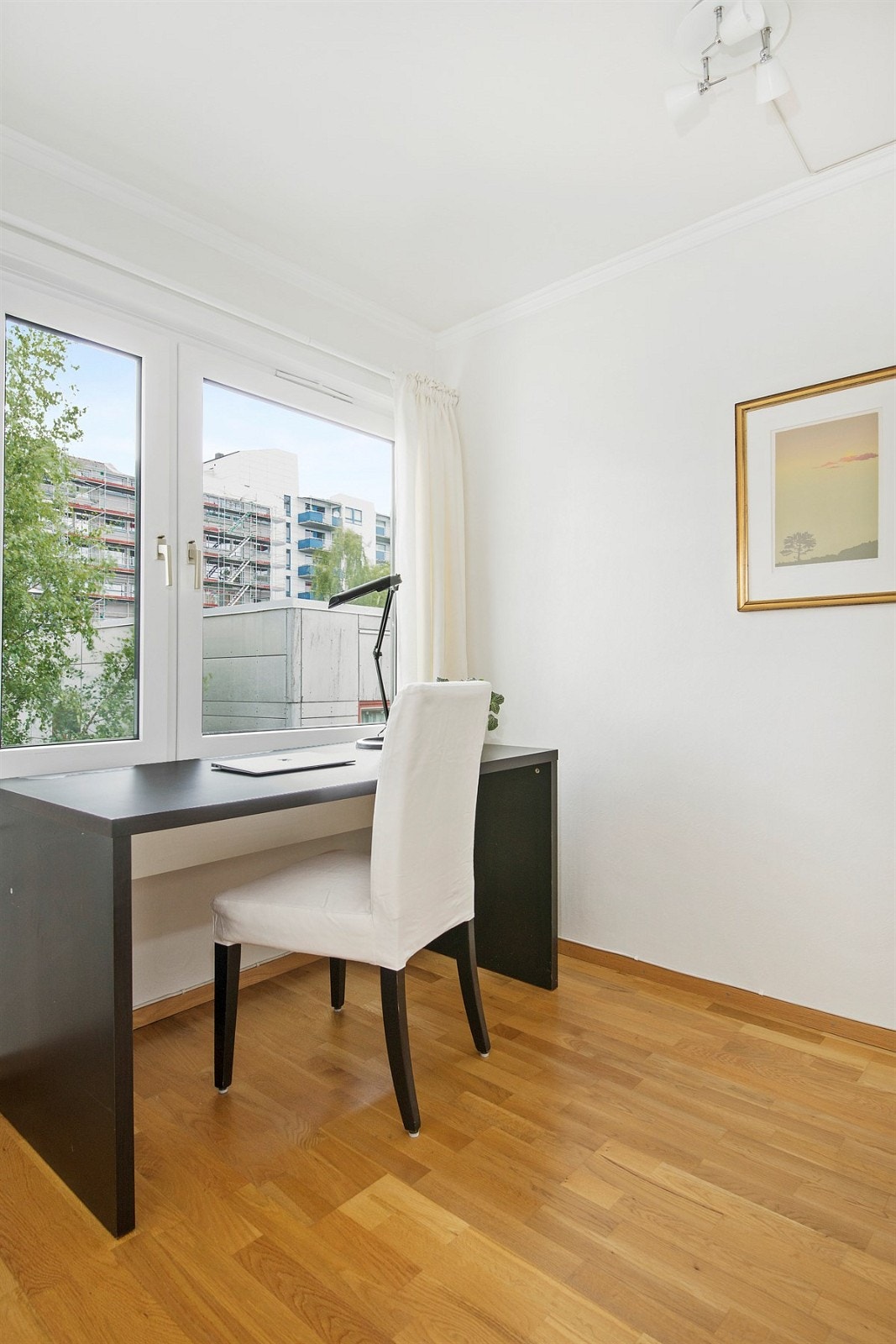 Innredet rom 2 / Kontor: Lys og pent rom på ca. 5,8 m2. Galleribilde