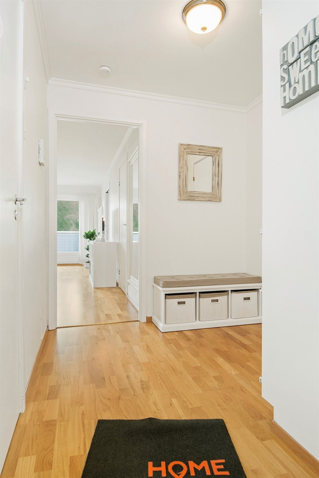 Welcome HOME
Romslig entré med garderobeskap og adkomst til praktisk bod Galleribilde